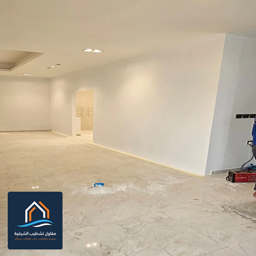 صبغ الجدران الداخلية الشرقية